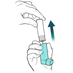 Mano sosteniendo el inhalador en posición vertical, con la otra mano tirando hacia arriba del recipiente, deslizándolo fuera del inhalador.