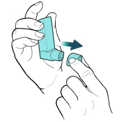Mano sosteniendo el inhalador en posición vertical, con la otra mano retirando la tapa de la boquilla.